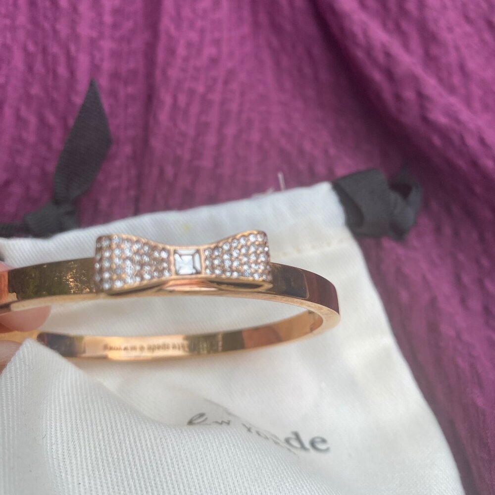 KATE SPADE ROSE GOLD / PAVE BOW BANGLE BRACELET